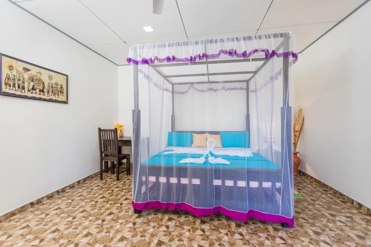 Rock Violet Lakefront Cabanas & Restaurent Тангалла Экстерьер фото